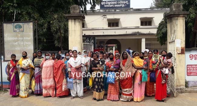 ଅଙ୍ଗନବାଡି ସହାୟିକାଙ୍କ ବଦଳି ଦାବିରେ ଉପଜିଲ୍ଲାପାଳଙ୍କ ଦ୍ବାରସ୍ଥ ହେଲେ ମହିଳା