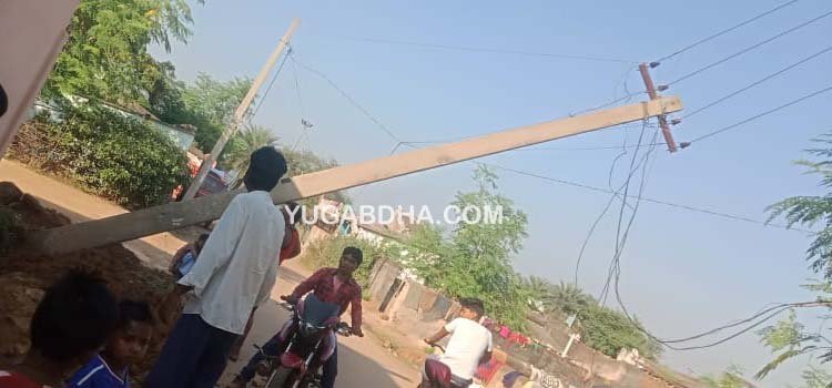 ଦୁନ୍ଦୁ-ଜାମଦା ମୁଖ୍ୟ ରାସ୍ତାରେ ବିପଦ ସଙ୍କୁଳ ବିଦ୍ୟୁତ୍ ଖୁଣ୍ଟ ନେଇ ଗ୍ରାମବାସୀଙ୍କ ଅସନ୍ତୋଷ
