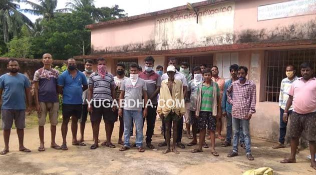 ଜବକାର୍ଡରେ କାମ କରି ଅର୍ଥ ପାଇବାରେ ବିଳମ୍ବ;ପଂଚାୟତ କାର୍ଯ୍ୟାଳୟ ସମ୍ମୁଖରେ ଜବକାର୍ଡ ଧାରୀଙ୍କ ପ୍ରତିବାଦ