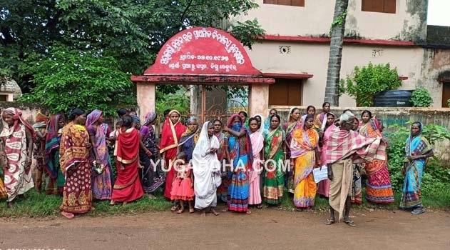 ଶିକ୍ଷକ ନିଯୁକ୍ତିକୁ ନେଇ ଗ୍ରାମବାସୀଙ୍କ ବିରୋଧ; ତାଲା ପକାଇ ବିକ୍ଷୋଭ ପ୍ରଦର୍ଶନ 