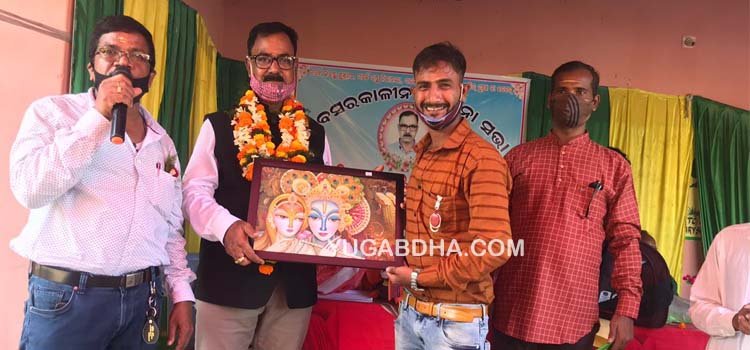 ଶିକ୍ଷକଙ୍କୁ ଅବସର ସମ୍ବର୍ଧନା ଦେଲେ ଗ୍ରାମବାସି