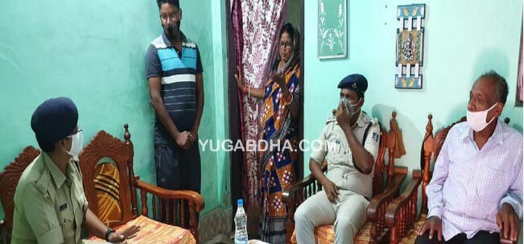 ଶହୀଦ ଯବାନମାନଙ୍କ ଘରେ ପହଞ୍ଚିଲା କନ୍ଧମାଳ ପୋଲିସ; ଶ୍ରଦ୍ଧାଞ୍ଜଳି ଓ ଶାନ୍ତ୍ୱନା ଦେଲେ- ବିଭିନ୍ନ ଥାନାରେ ଶହୀଦଙ୍କ ଫଟୋ ଉନ୍ମୋଚନ