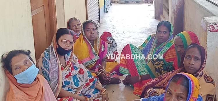 ଏସଏସଜି ଗ୍ରୁପର ଟଙ୍କା ହଡପ ଅଭିଯୋଗର କାର୍ଯ୍ୟାନୁଷ୍ଠାନ ନାହିଁଁ, ମହିଳାଙ୍କ ବିଷ ବୋତଲ ଧରି ବ୍ୟାଙ୍କ ସମ୍ମୁଖରେ ଧାରଣା