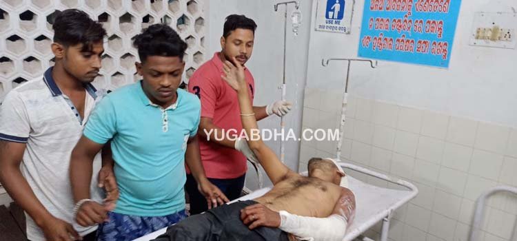 ଆହତ ବ୍ୟକ୍ତିଙ୍କୁ ଉଦ୍ଧାର କରି ମେଡ଼ିକାଲ ନେଲେ ଦୁଇ ଯୁବକ  