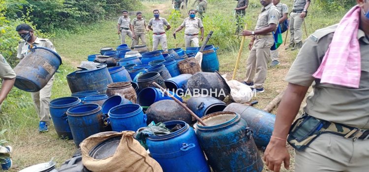 ଅବକାରୀ ଓ ପୋଲିସର ଚଢ଼ାଉରେ ୪ ହଜାର ଲିଟର ମହୁଲ ପୋଚ ନଷ୍ଟ