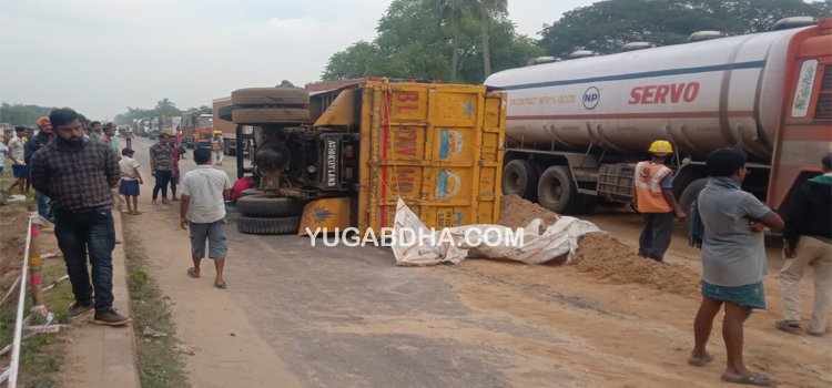 ରାସ୍ତା ମଝିରେ ଓଲଟିଲା ଵାଲି ଵୋଝେଇ ଟ୍ରକ