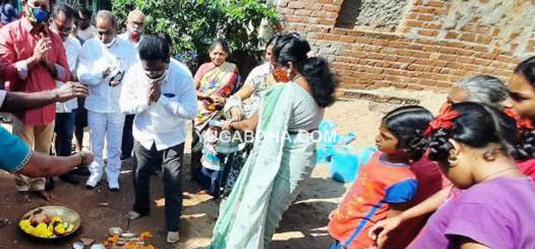 ରାସ୍ତା ନିର୍ମାଣ ପାଇଁ ପାରଳା ବିଧାୟକଙ୍କ ଭୁମି ପୂଜା