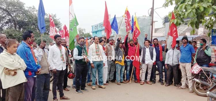 ଛତ୍ରପୁରରେ ଧର୍ମଘଟ;ରେଳରୋକ ସହ ଅଫିସ, ଦୋକାନ ବଜାର ବନ୍ଦ