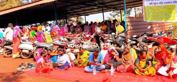 ଜୀବନ ଜୀବିକା ପାଇଁ ଅନିର୍ଦ୍ଧିିଷ୍ଟ କାଳ ପାଇଁ ଧାରଣାରେ ବସିଲେ ହଜାର ହଜାର ଗ୍ରାମବାସୀ