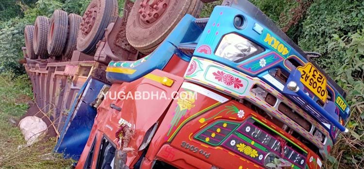 ରାସ୍ତା ପାଶ୍ୱର୍କୁ ଓଲଟିଲା ଲୁହା ଗୁଣ୍ଡ ବୋଝେଇ ଟ୍ରକ ; ଅଳ୍ପକେ ବର୍ତ୍ତିଲେ ଚାଳକ 