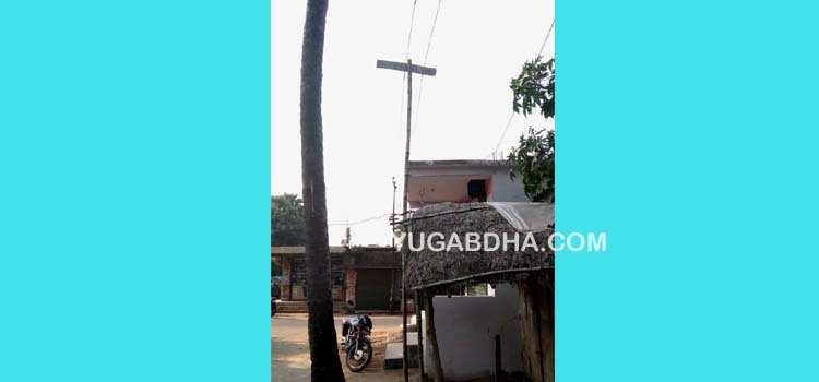 ମୁଖ୍ୟରାସ୍ତା ପାଶ୍ୱର୍ରେ ବିଦ୍ୟୁତ ସେବା ପାଇଁ ବାଉଁଶ ଖୁଂଟ ଭରସା