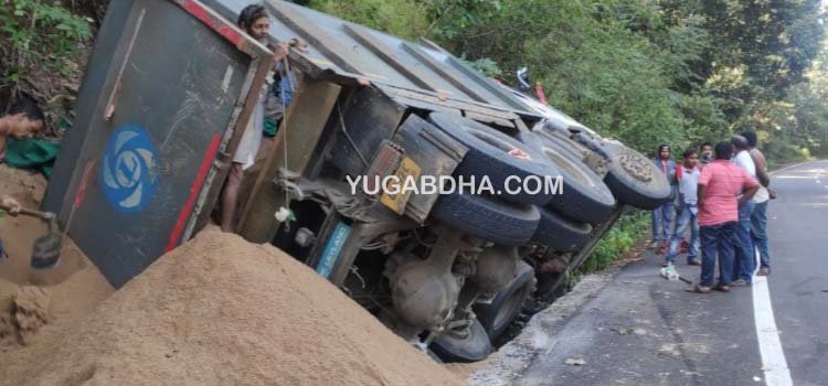 ରାଣୀପଥର ଘାଟିରେ ଓଲଟିଲା ବାଲି ବୋଝେଇ ହାଇୱା