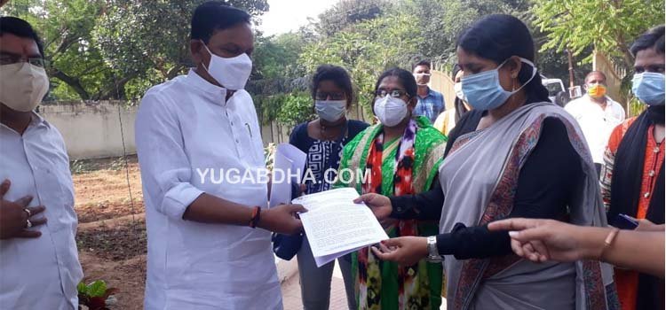 କୋଭିଡ଼ ନିଯୁକ୍ତ ପ୍ରାପ୍ତ ମହିଳା ସ୍ୱାସ୍ଥ୍ୟକର୍ମୀଙ୍କ ସ୍ଥାୟୀ ନିଯୁକ୍ତି ପାଇଁ ରାଜ୍ୟର ବିରୋଧୀ ଦଳ ନେତା ଏବଂ ସମସ୍ତ ବିଧାୟକଙ୍କୁ ସ୍ମାରକ ପତ୍ର ପ୍ରଦାନ