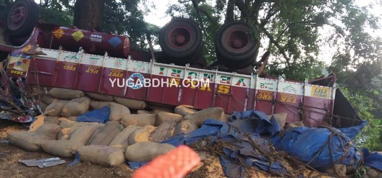 ତପ୍ତପାଣି ଘାଟିରେ ଓଲଟିଲା ଦୁଇଟି ମକା ବୋଝଇ ଟ୍ରକ;ଦୁଇ ଡ୍ରାଇଭର ସମେତ ହେଲପର  ଆହତ 