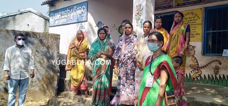 ପ୍ରତି ପଞ୍ଚାୟତରେ ଘରକୁ ଘର ବୁଲି ଅଞ୍ଚଳବାସୀଙ୍କ କୋଭିଡ୍ ପରୀକ୍ଷା କରୁଛନ୍ତି ସ୍ବାସ୍ଥ୍ୟକର୍ମୀ