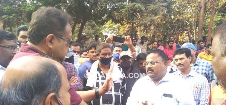 ପରିବହନ କାର୍ଯ୍ୟକୁ ନେଇ ସ୍ଥାନୀୟ ଟ୍ରକ ମାଲିକଙ୍କୁ ଅଣଦେଖା