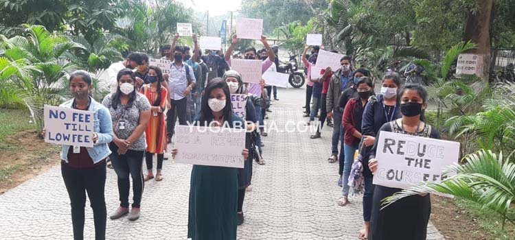 ଫି ହ୍ରାସ ପାଇଁ ରେଭେନ୍ସା ବିଶ୍ୱବିଦ୍ୟାଳୟର ଛାତ୍ର ଛାତ୍ରୀ ଙ୍କ ବିକ୍ଷୋଭ