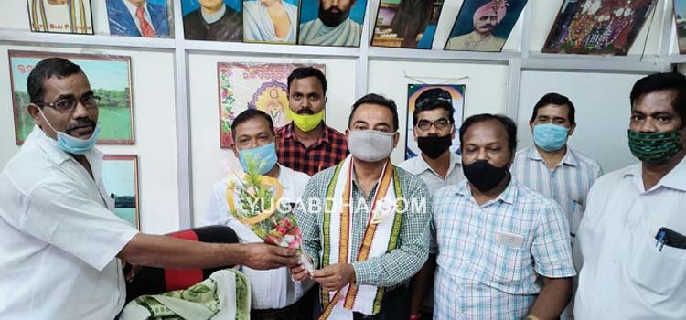 ବିପ୍ଳବୀ ଆନନ୍ଦ ଚନ୍ଦ୍ର ଜେନା ସ୍ମୃତି କମିଟି ପକ୍ଷରୁ ସୂଚନା ଅଧିକାରୀ ଚନ୍ଦ୍ରକାନ୍ତ ନାୟକଙ୍କୁ ସମ୍ବର୍ଦ୍ଧନା
