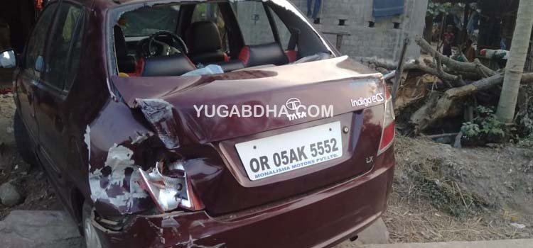 କାର୍‌କୁ ଧକ୍କା ଦେଲା ଓଭର ଲୋଡିଂ ହାଇୱା; ଅଳ୍ପକେ ବର୍ତ୍ତିଲେ ୨ ଆରୋହୀ
