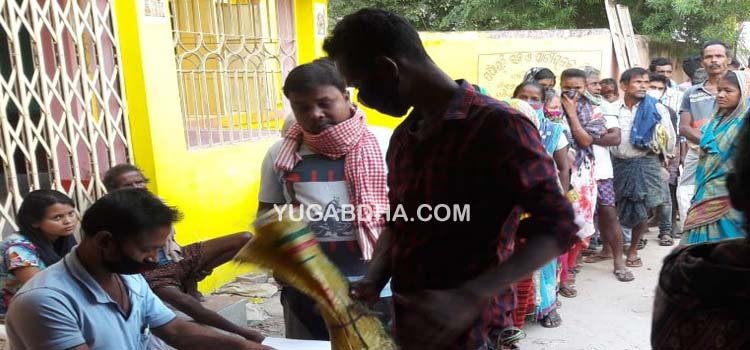 ଚାଉଳ ବିବାଦ; ଅଧିକାରୀଙ୍କ ଉପସ୍ଥିତିରେ ଲୋକେ ପାଇଲେ ଖାଦ୍ୟ ସାମଗ୍ରୀ