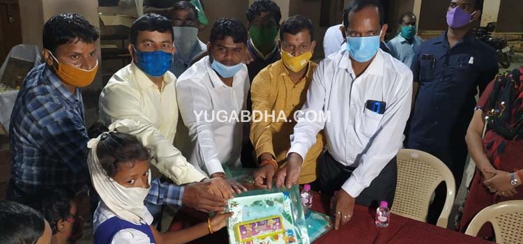 ଆଶ୍ରମ ସ୍କୁଲ୍‌ରେ ପାଠ୍ୟ ଉପକରଣ ବଣ୍ଟନ