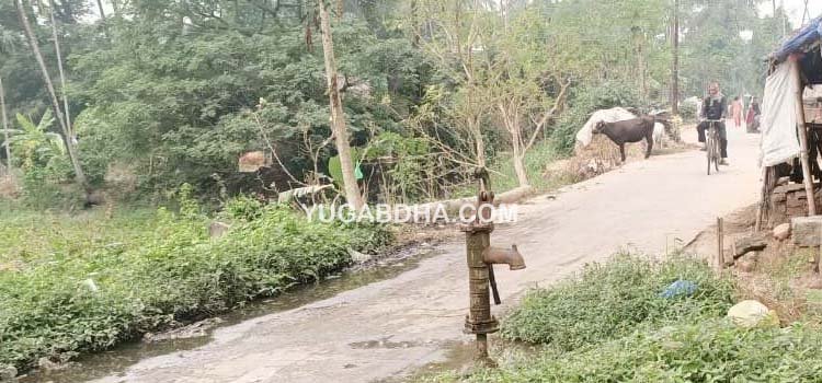 ନାଉଗାଁ-ରୋହିଆ ମୁଖ୍ୟରାସ୍ତା ପାଶ୍ୱର୍ରେ ସରକାରୀ ନଳକୂପ ପ୍ଲାଟଫର୍ମ ଓ ସୋକ ପିଟ ନଥିବାରୁ ରାସ୍ତାରେ ପାଣି ଜମି ସୃଷ୍ଟି ହେଉଛି ନର୍ଦ୍ଦମା