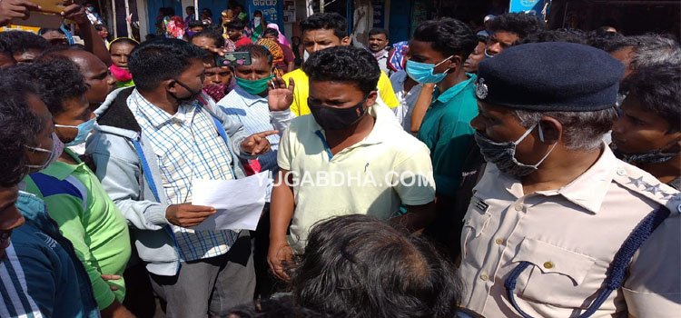 ଦୁଇ ମୃତକ ପରିବାରକୁ କ୍ଷତି ପୁରଣ ଦାବିରେ ୫ଘଣ୍ଟା ରାସ୍ତା ରୋକ, ପ୍ରତିଶୃତି ପରେ ରାସ୍ତା ରୋକ ହଟିଲା