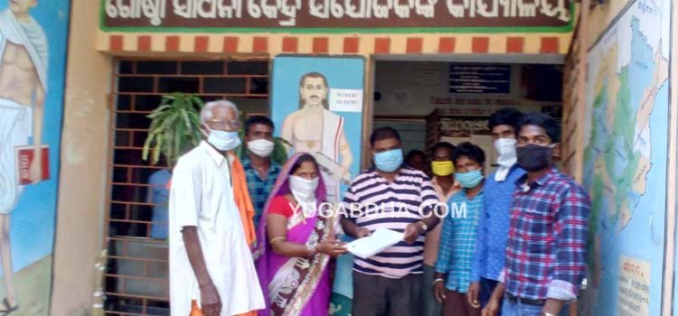 ବିଦ୍ୟାଳୟ ମିଶ୍ରଣକୁ ବିରୋଧ କରି ଗ୍ରାମବାସୀଙ୍କ ତରଫରୁ ଗୋଷ୍ଠୀ ଶିକ୍ଷା ଅଧିକାରୀଙ୍କୁ ଦାବି ପତ୍ର 