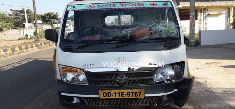 ଟାଟା ମ୍ୟାଜିକ ଡାଲା ଗାଡି ଧକ୍କାରେ ହୋଟେଲ୍ ମାଲିକ ଗୁରୁତର ।
