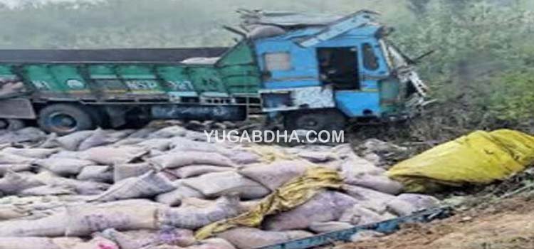 ଚାଉଳ ବୋଝେଇ ଟ୍ରକ ଦୁର୍ଘଟଣାଗ୍ରସ୍ତ
