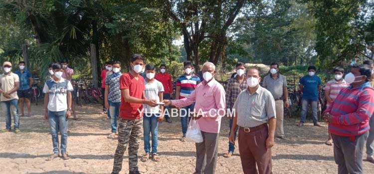 ବିଦ୍ୟାର୍ଥିଙ୍କୁ ମାସ୍କ ପ୍ରଦାନ