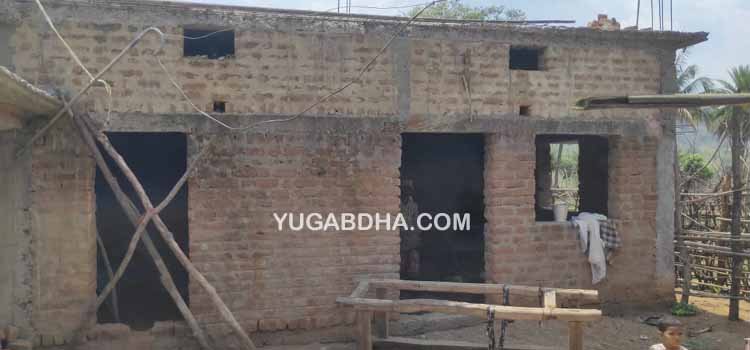 କାହା ଛତ୍ର ଛାୟା ତଳେ ରହିଛନ୍ତି ମୋହନା ପଞ୍ଚାୟତ ଅଧିକାରୀ