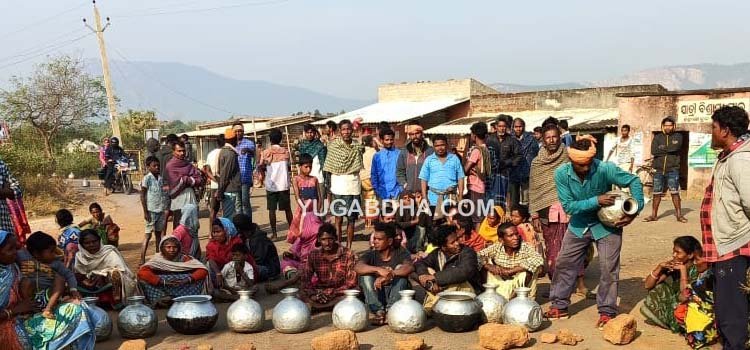 ଝଣଝଣା ଗ୍ରାମରେ ପାନୀୟ ଜଳର ଘୋର ଅଭାବ, ଗ୍ରାମବାସୀଙ୍କ ରାସ୍ତାରୋକ 