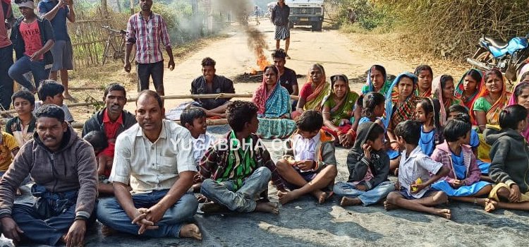 ସ୍କୁଲ ସ୍ଥାନାନ୍ତର ପ୍ରତିବାଦରେ ଗ୍ରାମବାସୀଙ୍କ ରାସ୍ତାରୋକ