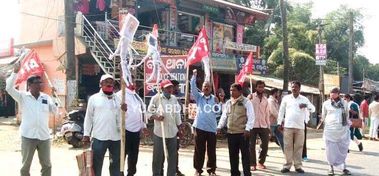 କେନ୍ଦ୍ରର କୃଷି ଆଇନ ପ୍ରତ୍ୟାହାର ସହ ଦିଲ୍ଲୀ ରାଜରାସ୍ତାରେ କୃଷକ ଆନ୍ଦୋଳନକୁ ସମର୍ଥନ କରି ବନ୍ତ ଠାରେ ପ୍ରଧାନମନ୍ତ୍ରୀ, ଗୃହମନ୍ତ୍ରୀଙ୍କ କୁଶ ପୁତ୍ତଳିକା ଦାହ