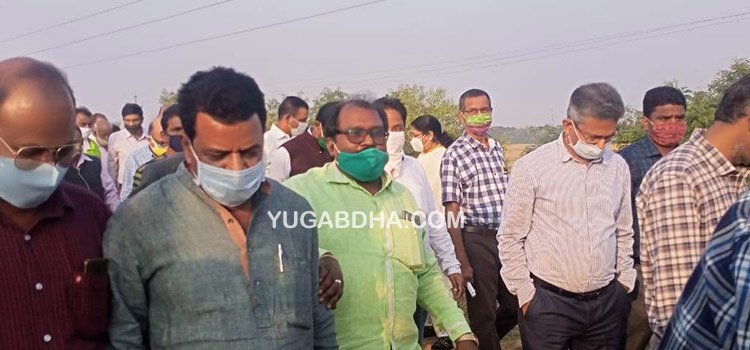 ଦେବୀନଦୀ ବନ୍ଧରେ ଫାଟ ପ୍ରସଙ୍ଗ ମେଗା ପାନୀୟ ଜଳ ପ୍ରକଳ୍ପ ଓ ନଦୀ ବନ୍ଧ ବୁଲି ଦେଖିଲେ ବିଧାୟକ ଓ ଜିଲ୍ଲାପାଳ