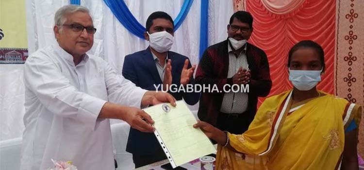 ଲଗାଣ ବର୍ଷାରେ ପାହାଡ ଧସି ବାସହୀନ ହୋଇଥିବା ଲୋକଙ୍କୁ ବ୍ରହ୍ମପୁର ସାଂସଦଙ୍କ ପଟ୍ଟା ବଣ୍ଟନ