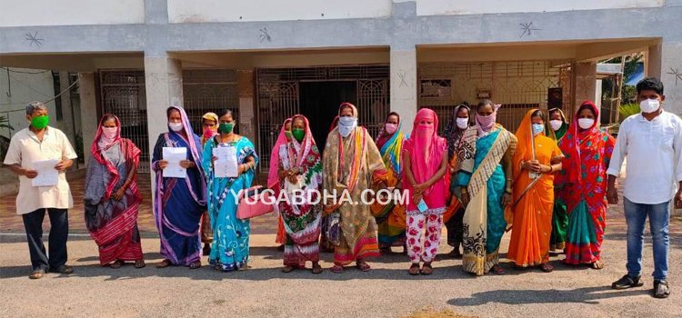 କମାପଲ୍ଲୀ ଗ୍ରାମବାସୀ ଓ ମହିଳା ମହାସଂଘ ପକ୍ଷରୁ ଅତିରିକ୍ତ ଜିଲ୍ଲାପାଳଙ୍କୁ ଦାବିପତ୍ର ପ୍ରଦାନ