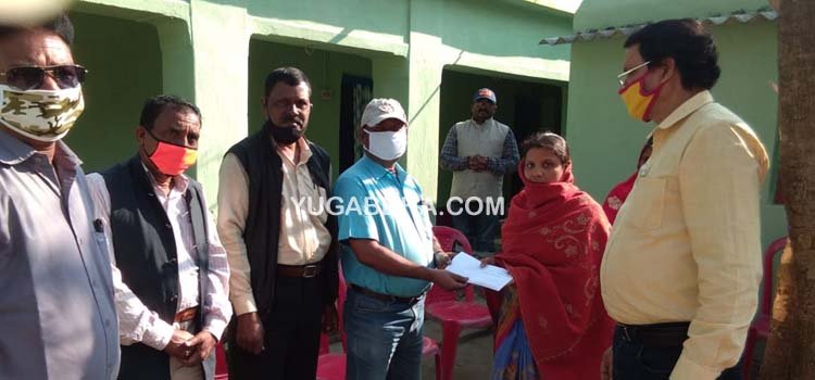 ଟିଚର ଓ୍ବଲଫେୟାର ଗ୍ରୁପ ତରଫରୁ ଦିବଂଗତ ଶିକ୍ଷକ ସୁଧାଂଶୁ ବଳଙ୍କ ପରିବାରକୁ ୨୦,୦୦୦ ଟଙ୍କା ସହାୟତା ରାଶି ପ୍ରଦାନ