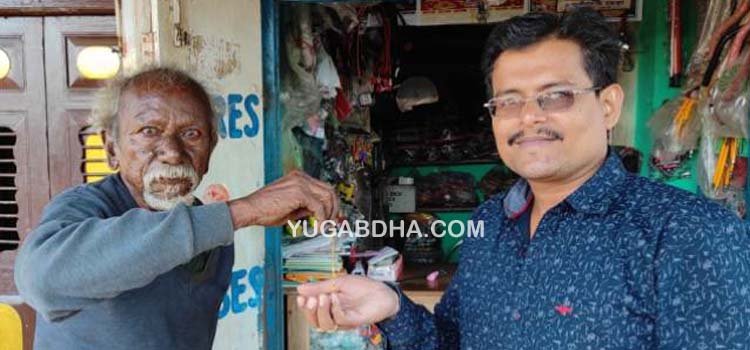 ନାଜୁର ସାହେବଙ୍କ ମହାନତା : ରାସ୍ତାରୁ ଗୋଟେଇ ସୁନା ବ୍ରେସଲେଟ ଫେରେଇଲେ ବୃଦ୍ଧ 
