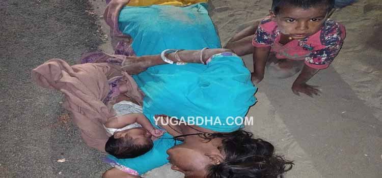 ହାଡଭଙ୍ଗା ଶୀତରେ ରାଜ ରାସ୍ତା ଉପରେ ଅସହାୟମହିଳା ଓ କୁନି କୁନି ପିଲା