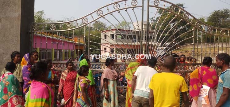 ଚାଉଳ ଓ ଚଣା ନପାଇବା ପ୍ରତିବାଦରେ ଧନୁର୍ଜୟପୁର ପଞ୍ଚାୟତ ଘେରାଉ