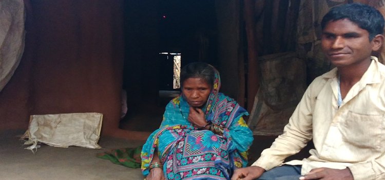 ପରିବାରର ୩ ଜଣଙ୍କ ବୋଝ ଅନ୍ଧ ପୁଆ ହାତରେ ନା ରହିବାକୁ ଅଛି ଘର ନା ଅଛୀ ଜାଗା, ଭିକମାଗି ଚଳୁଛି ପରିବାର