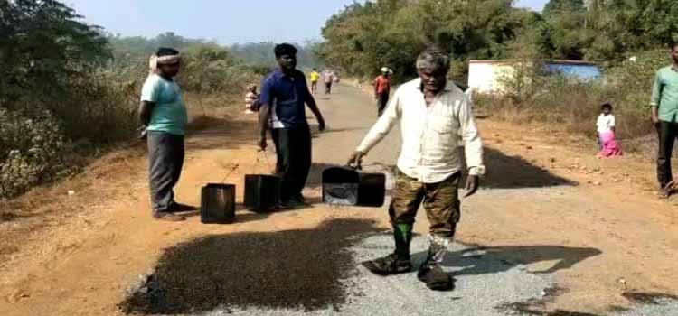 ଯନ୍ତ୍ରୀ-ଠିକାଦାର ମଧୁଚନ୍ଦ୍ରୀକା!ଆନନ୍ଦପୁର-ଦୁବୁଲାବେଡା ପ୍ରଧାନମନ୍ତ୍ରୀ ରାସ୍ତା ମରାମତି ନିମ୍ନମାନର ନେଇ ଗ୍ରାମବାସୀଙ୍କ ଅଭିଯୋଗ