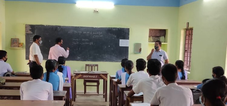 ବିଦ୍ୟାଳୟ ପରିଦର୍ଶନରେ ଗୋଷ୍ଠୀ ଉନ୍ନୟନ ଅଧିକାରୀ ; ଛାତ୍ରଛାତ୍ରୀଙ୍କୁ ପଢାଇଲେ ପାଠ