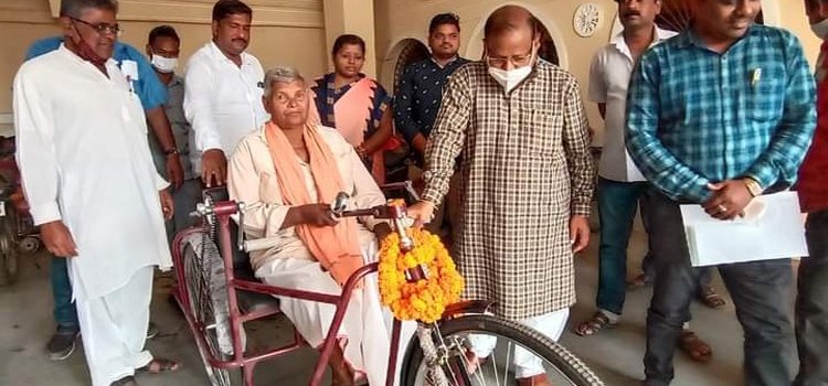 ଦିବ୍ୟାଙ୍ଗଙ୍କୁ ସମାଜ ସ୍ରୋତରେ ଆଗେଇ ନେବାକୁ ଜଳସଂପଦ ମନ୍ତ୍ରୀ ଶ୍ରୀଯୁକ୍ତ ରଘୁନନ୍ଦନ ଦାସ ଆଗେଇ ଆସିଛନ୍ତି
