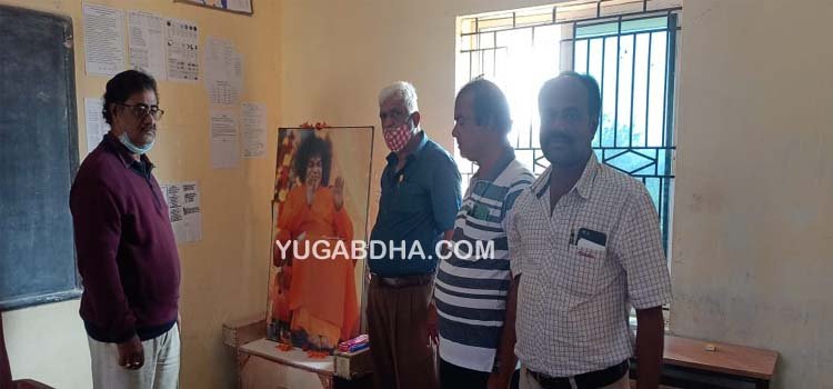 ଚଳିତ ଶିକ୍ଷାବର୍ଷ ରେ କୋଭିଡ ନିୟମାନୁଯାୟୀ ଛାତ୍ର ଛାତ୍ରୀ ଙ୍କ ସୁରକ୍ଷା ଓ ପାଠ୍ୟ ଦାନ ସମ୍ପର୍କ ରେ ଆଲୋଚନା ଚକ୍ର ଭଞ୍ଜନଗର,(ସନ୍ତୋଷ କୁମାର ଜେନା): ଗତକାଲି ଅର୍ଥାତ ୬/୧/୨୧ ତାରିଖ ବୁଧବାର ଦିନ ଗଞ୍ଜାମ ଜିଲ୍ଲାର ଭଞ୍ଜନଗର ର ସାଇ ଗୁରୁକୁଳ ଆବାସିକ ବିଦ୍ୟାଳୟ ପରିସରରେ ରେ ଚଳିତ ଶିକ୍ଷାବର୍ଷ ପାଇଁ ଦଶମ ଶ୍ରେଣୀ ର ଛାତ୍ର ଛାତ୍ରୀ ମାନଙ୍କ ସୁରକ୍ଷା ଓ ପାଠ୍ୟଦାନ ସମ୍ପର୍କିତ ଏକ ଆଲୋଚନା ଚକ୍ର କରାଯାଇଥିଲା l ଏହି ସଭାକାର୍ଯ୍ୟ ରେ ବିଦ୍ୟାଳୟ ର ଶ୍ରୀ ସଭାପତି ଶୁଳପାଣି ଶତପଥି, ଅଧ୍ୟକ୍ଷ ଶ୍ରୀ ଅଜିତ କୁମାର ଶତପଥି, ଉପଦେଷ୍ଟା ଶ୍ରୀ ଦିଲୀପ କୁମାର ପ୍ରଧାନ, ପ୍ରଧାନ ଶିକ୍ଷକ ମନୋରଞ୍ଜନ ମିଶ୍ର ଙ୍କ ସହିତ ବିଦ୍ୟାଳୟ ର ଅନ୍ୟାନ୍ୟ ଶିକ୍ଷକ ଶିକ୍ଷୟତ୍ରୀ ମାନେ ମଧ୍ୟ ଉପସ୍ଥିତ ଥିଲେ l ଚଳିତ ଶିକ୍ଷାବର୍ଷର ଏହି ପ୍ରଥମ ଆଲୋଚନା ଚକ୍ର ରେ ସରକାର ଙ୍କ ନିୟମପ୍ରକାରେ ବିଦ୍ୟାଳୟ କୁ ପ୍ରବେଶ ସମୟରେ ଅଭିଭାବକ ନିଜ ଇଛା ରେ ଛାତ୍ର ଛାତ୍ରୀ ମାନଙ୍କୁ ଏହି ବିଦ୍ୟାଳୟ ରେ ପଢ଼ାଇବା ପାଇଁ ସ୍ୱୀକାରନାମା ଦେବେ l ପ୍ରତେକ ଛାତ୍ର ଛାତ୍ରୀ ଓ ବିଦ୍ୟାଳୟ ର ସମସ୍ତ କର୍ମଚାରୀ ସବୁସମୟରେ କିପରି ମାସ୍କ ଓ ସାନିଟାଇଜର ବ୍ୟବହାର କରିବେ, ସାମାଜିକ ଦୂରତ୍ୱ ରକ୍ଷାକରିବା ସହ ନିଜ ସ୍ୱାସ୍ଥ୍ୟ ର କିପରି ଯତ୍ନ ନେବେ ସେ ସମ୍ପର୍କ ରେ ବିଦ୍ୟାଳୟ ସଭାପତି ଆଲୋକପାତ କରାଇଥିଲେ l ବିଦ୍ୟାଳୟ ପରିସରରେ ଓ ବାହାର ପାର୍ଶ୍ଵ ରେ କରୋନା ସଚେତନତା ସମ୍ପର୍କିତ ତଥ୍ୟଗୁଡ଼ିକ ପ୍ୟାନେଲ ମାଧ୍ୟମରେ ଦର୍ଶାଇବା ସହିତ ଦଶମ ଶ୍ରେଣୀ ର ଛାତ୍ର ଛାତ୍ରୀ ମାନଙ୍କ ପାଇଁ ଉଭୟ ଅନଲାଇନ ଓ ଅଫଲାଇନ କ୍ଲାସ କରିବାପାଇଁ ମଧ୍ୟ ସ୍ଥିର କରାଯାଇଥିଲା l ଏହା ସହିତ ଦଶମ ଶ୍ରେଣୀ ଛାତ୍ର ଛାତ୍ରୀ ମାନଙ୍କ ପରୀକ୍ଷା କୁ ନଜର ରେ ରଖି ପାଠ୍ୟ ଖସଡ଼ା ପ୍ରସ୍ତୁତ ଓ ବିଭିନ୍ନ ସୋପାନଗୁଡିକ ସମ୍ପର୍କ ରେ ମଧ୍ୟ ଆଲୋଚନା କରାଯାଇଥିଲା l ଛାତ୍ର ଛାତ୍ରୀମାନଙ୍କ ସୁରକ୍ଷା ଦୃଷ୍ଟି ରୁ ବିଦ୍ୟାଳୟ ଖୋଲିବା ପୂର୍ବରୁ ବିଦ୍ୟାଳୟ କୁ ସମ୍ପୂର୍ଣ୍ଣ ଭାବେ ସାନିଟାଈଜ କରିବାପାଇଁ ସ୍ଥିର କରାଯାଇଥିଲା l ଶେଷରେ ସର୍ବସମ୍ମତି କ୍ରମେ ସଭାସାଙ୍ଗ କରାଯାଇଥିଲା l