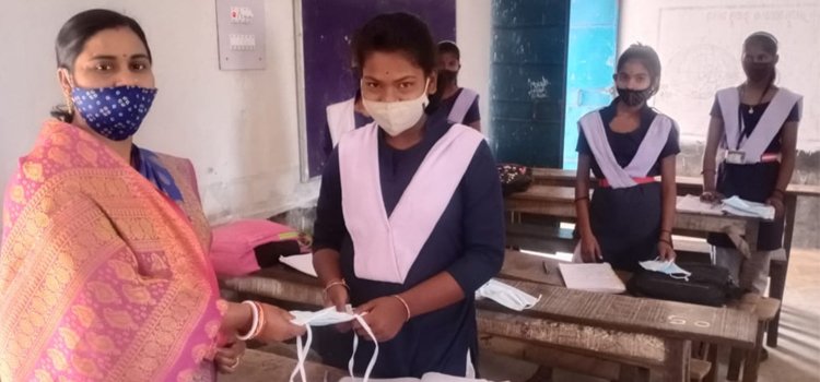 ବିଦ୍ୟାର୍ଥୀଙ୍କୁ ସାନିଟାଇଜର ପ୍ରଦାନ