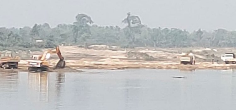 ନିରବଦ୍ରଷ୍ଟା ତହସିଲଦାର , ସୀମାଟପି ଶହଶହ ଟ୍ରିକ ବାଲି ଚୋରି କରୁଛନ୍ତି ମୁନାଫାଖୋର ବେପାରୀ