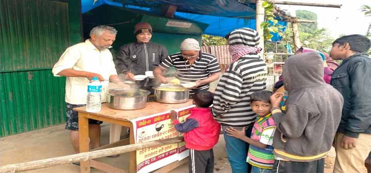 ନୂତନ ବର୍ଷକୁ ନିଆରା ଢଙ୍ଗରେ ପାଳନ କଲେ ସମାଜସେବୀ ପ୍ରତାପ ସାହୁ ୨୮୦ ଦିନରେ ପହଞ୍ଚିଲା ପ୍ରତାପଙ୍କ କରୋନା ସେବା